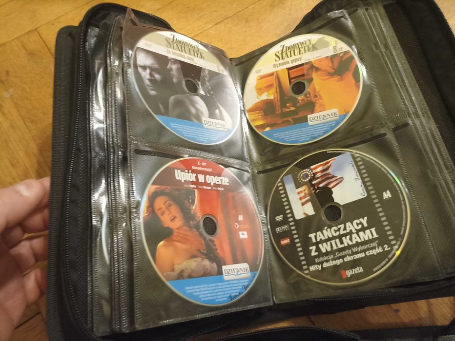 Trzy teczki z płytami DVD – 205 płyt