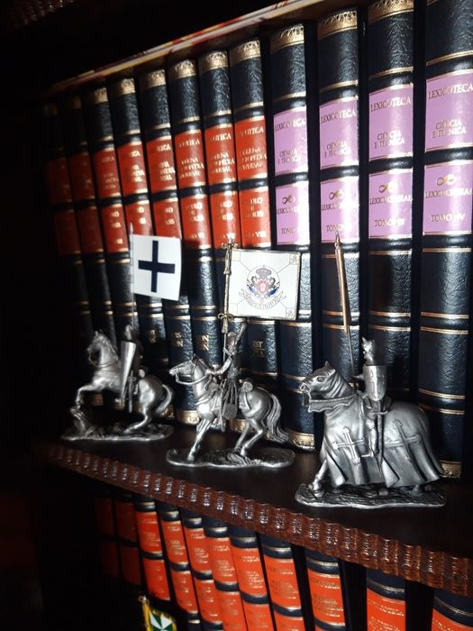 Cavaleiros Porta-Estandarte em Estanho