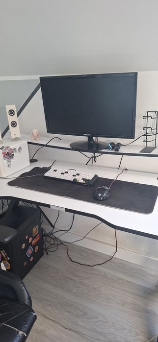 Komputer+ monitor+ biurko gratis fotel