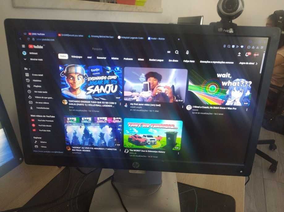 Monitores de 32 e 20 polegadas