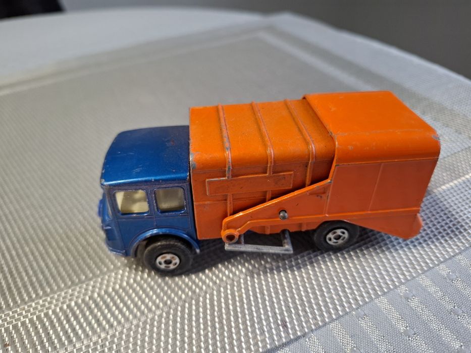 Matchbox refuse truck skala 1:43