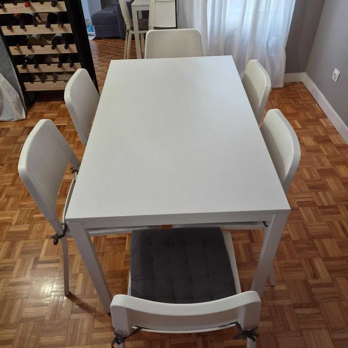 Mesa com 6 cadeiras