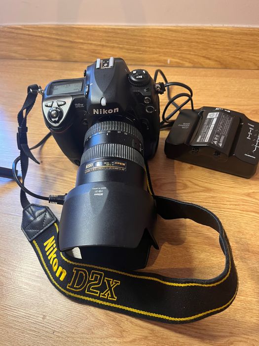 Vendo câmera digital Nikon com carregador, lentes e bateria extra .