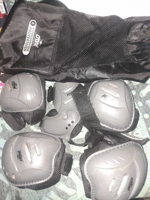 2 exelentes pares de patins em linha nr.35 c/ proteccoes 10€