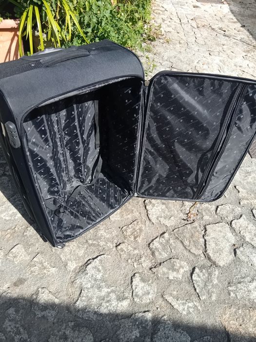 Vendo mala de viagem de porão das grandes.