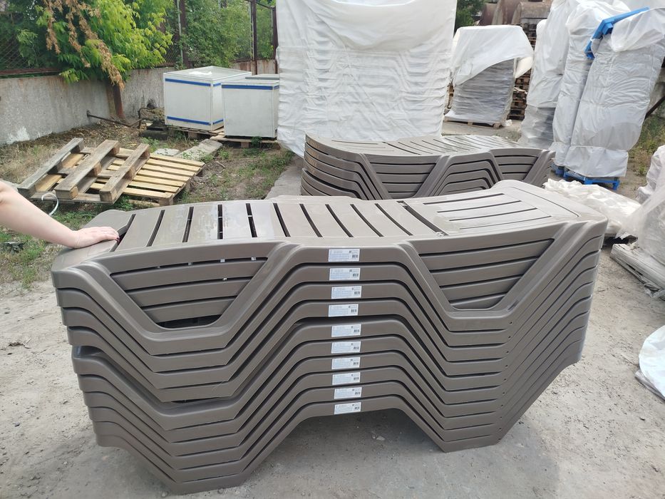 Розпродаж!!!Шезлонги лежаки столики матраци столи стулья мусорні баки.