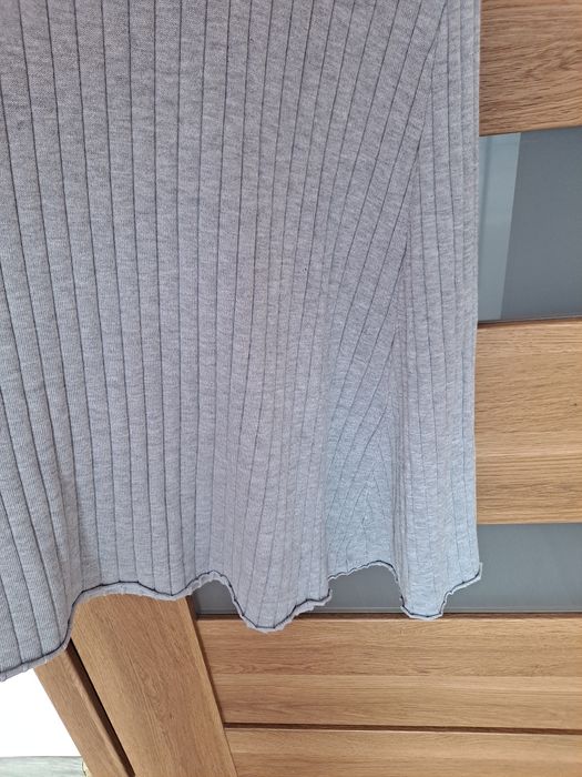 Sukienka sweterkowa prążkowana z odkrytymi ramionami 70% wiskoza midi