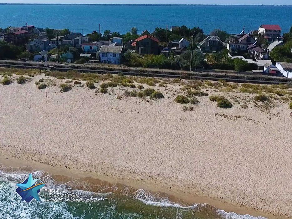 Участок в первой линии моря. Под строительство дачи.