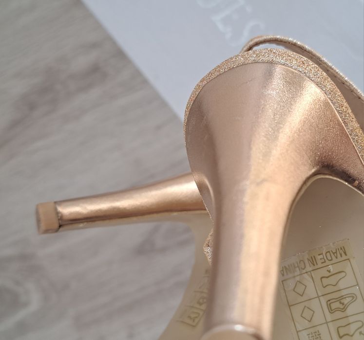 Sandały na obcasie, różowe złoto 36