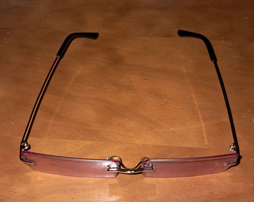 Óculos com lentes rosa