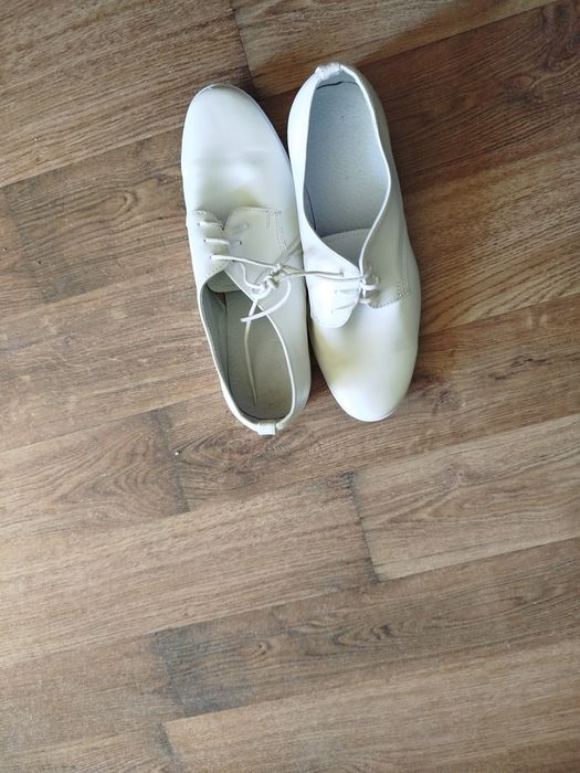Buty chłopięce białe komunijne