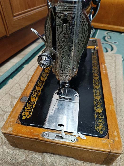 Продам швейну машинку