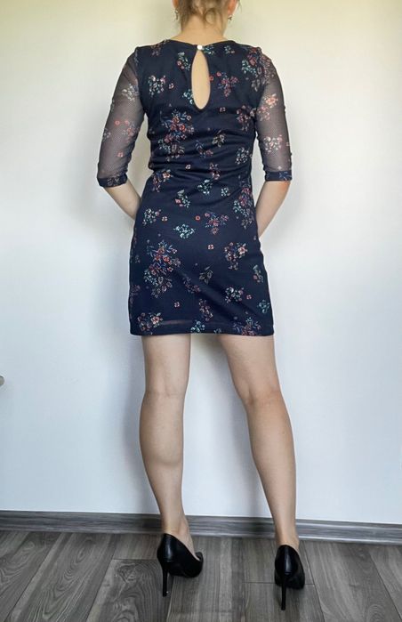 Sukienka w kwiaty z siateczką Reserved