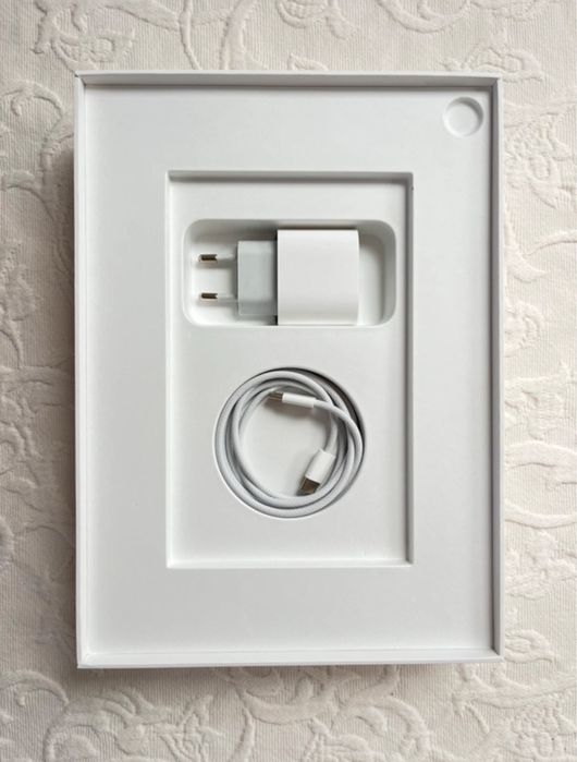 Apple Ipad Air 5th Gen 2022 10.9”, 64GB, Blue, with compatible pencil.