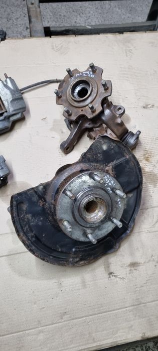 Ступица цапфа поворотный кулак передний Mitsubishi Pajero Wagon 3 4