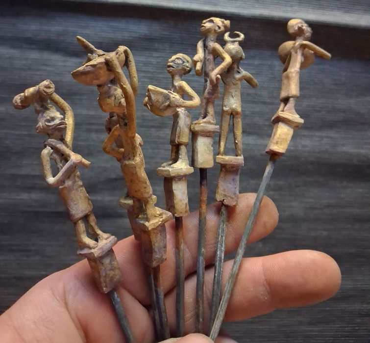 Vendo coisas antigas latao