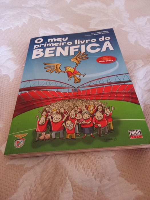 Vendo um lindo livro do Benfica que conta a história do clube