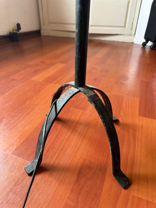 Candeeiro de pe vintage em ferro