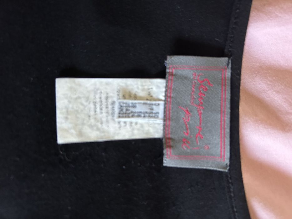 camisola preta com aplicação de missangas