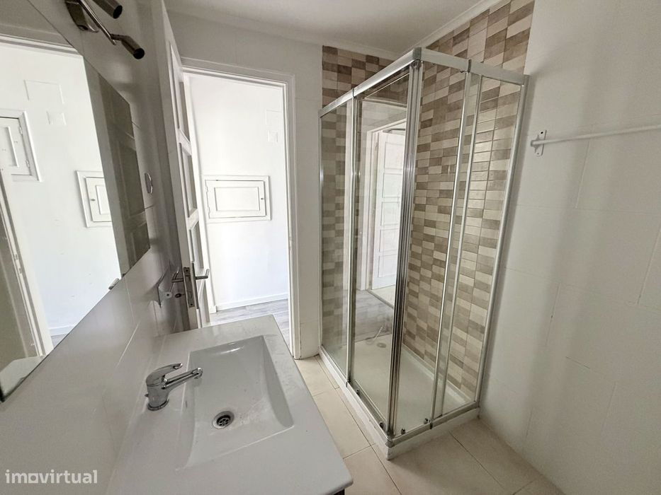 T2 remodelado na Damaia com varanda fechada e vista desafogada