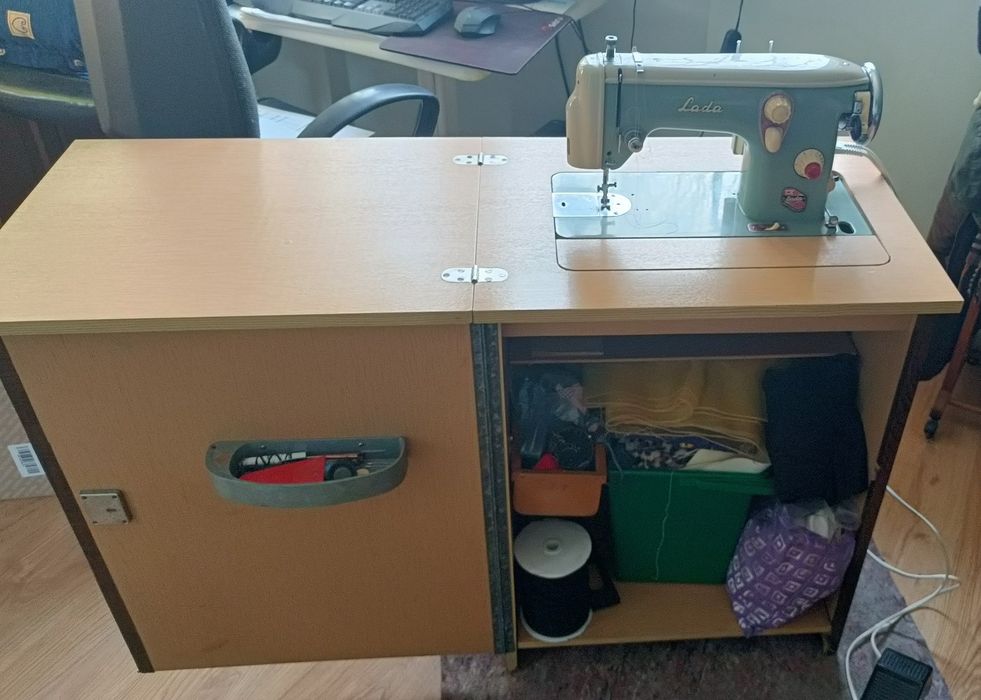 Maszyna do szycia zabudowana