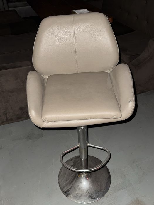 Продам барні стільці з газліфтом (регулятором висоти)