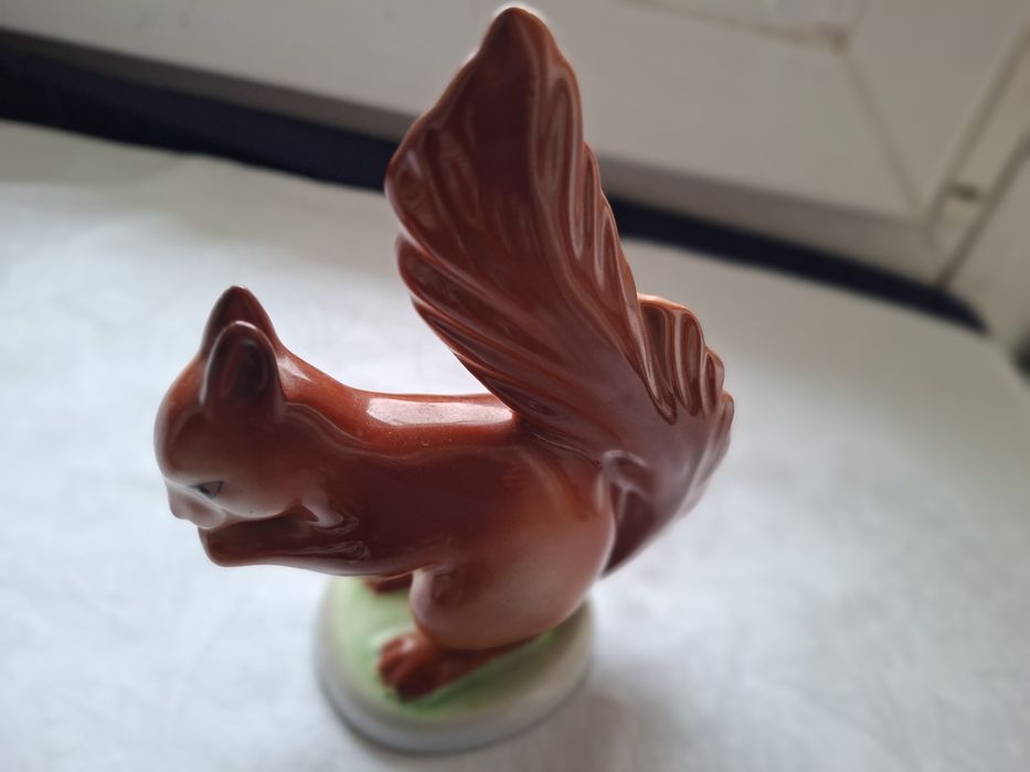 Porcelanowa figurka wiewiorka Hollohaza nr2