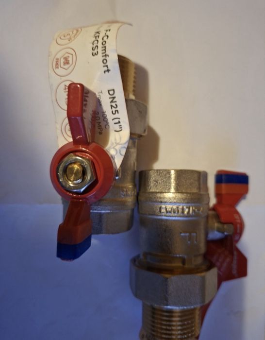 Zawory kulowo przelotowe ze srubnikiem