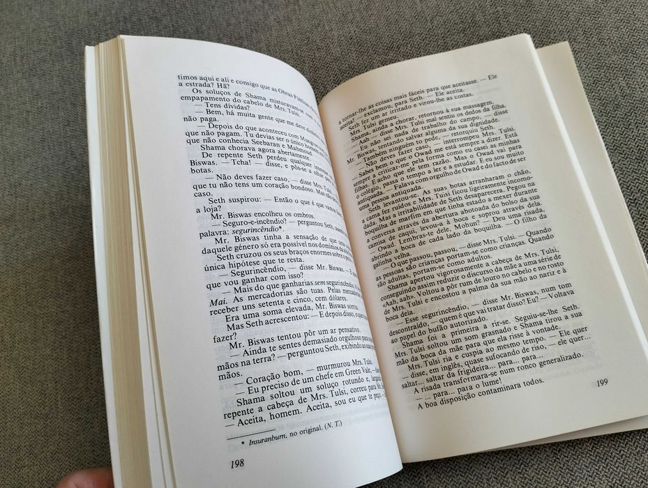 Livro "Uma casa para mr. Biswas" de V.S. Naipaul