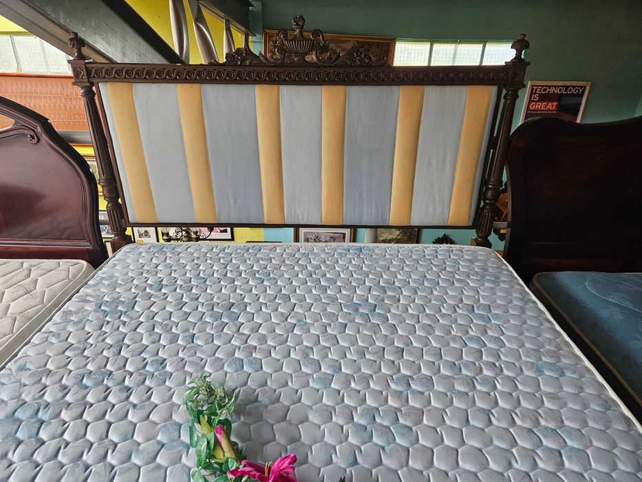 Cama com cabeceira em tecido com estrado e colchão - Muito bom estado geral