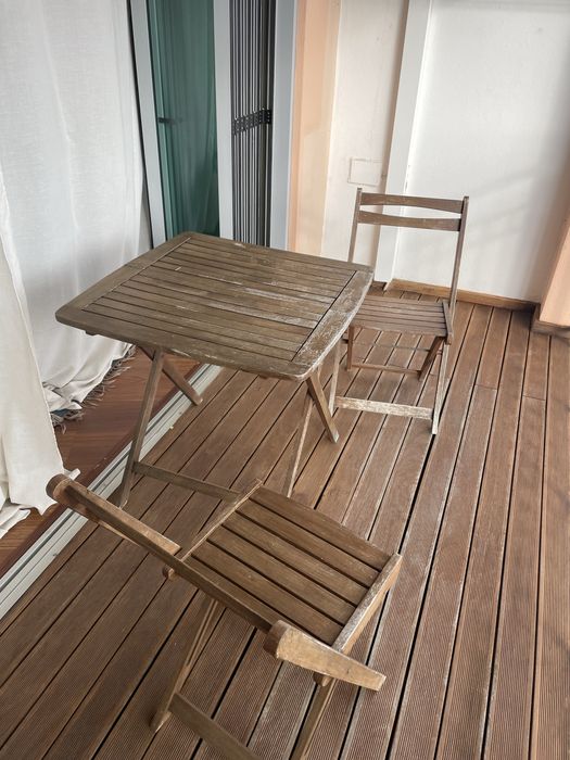 Mesa e duas cadeiras de madeira