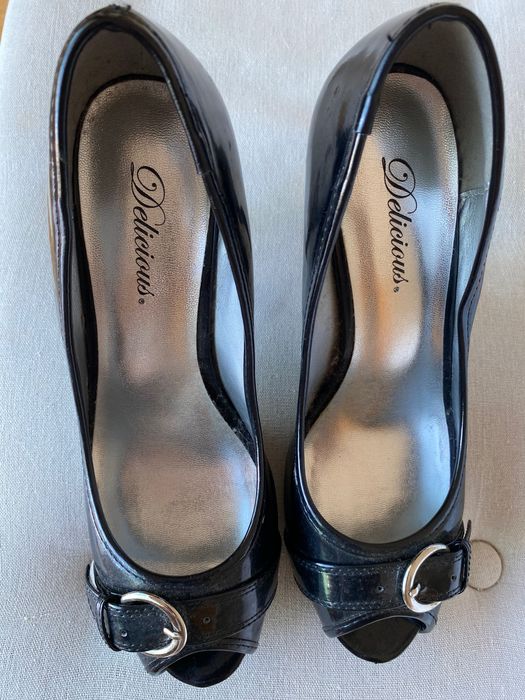 Sapatos peep toe pretos verniz