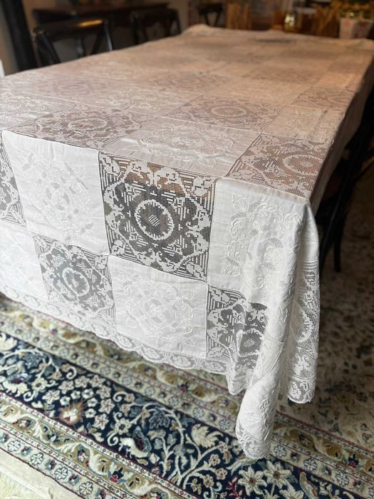 Toalha de renda e bordado 260x180  em patchwork de quadrados