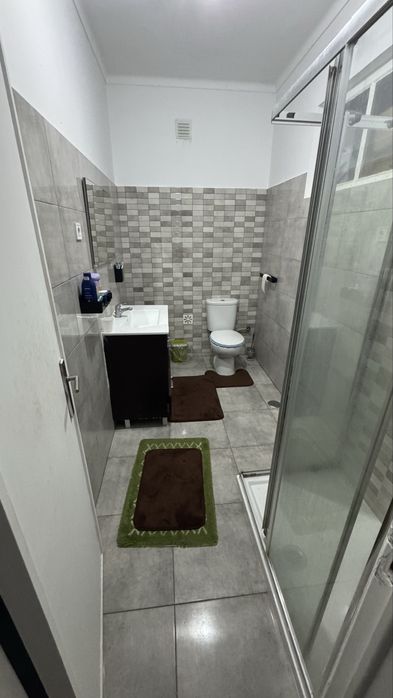 Arrenda-se quarto casal no centro de corroios.