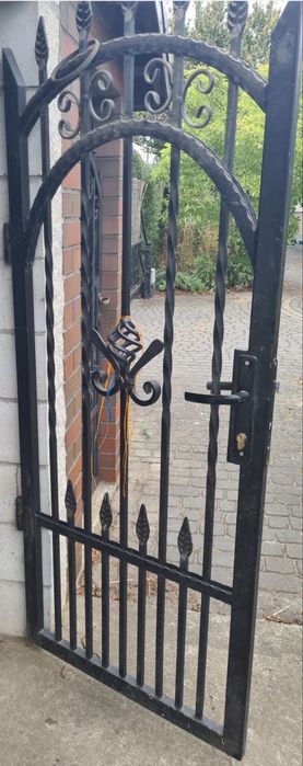 Furtka żelazna z ozdobieniami
