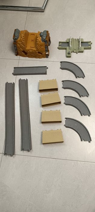 Zestaw Tomek i Przyjaciele Trackmaster z tunelem, drogą i przejazdem