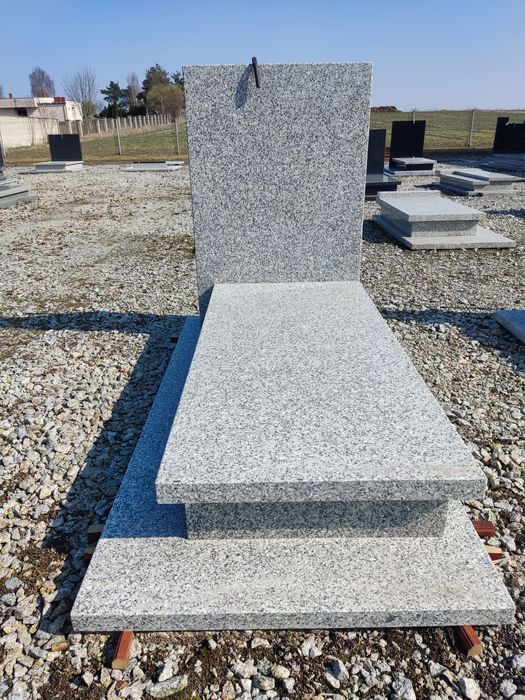 Nagrobek granitowy