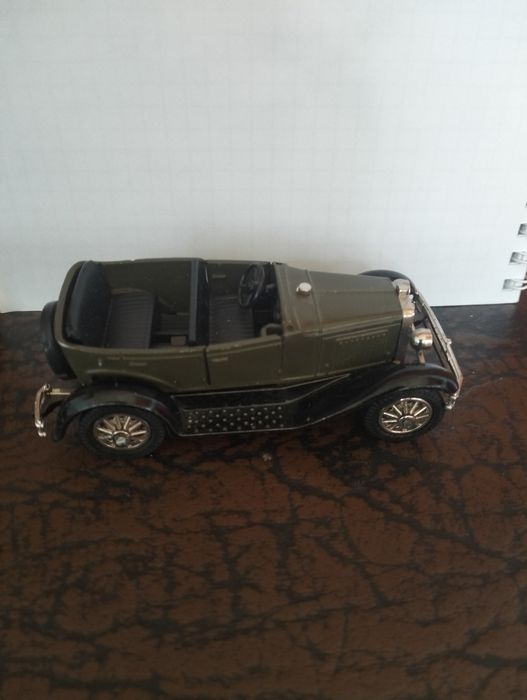 Продам машинку коллекционную