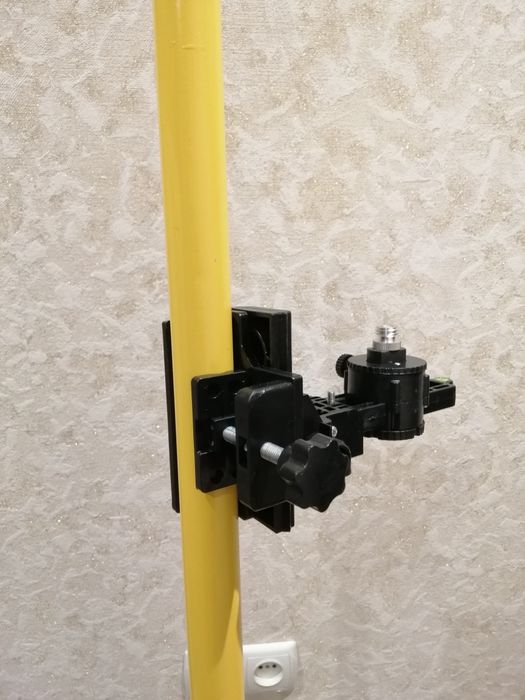 Кріплення кронштейн для лазерного рівня розпірної телескопічної штанги