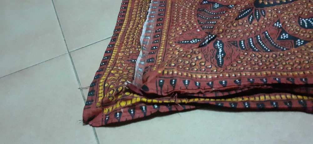 Lenço capulana castanho com azul e amarelo (96cm +/-)