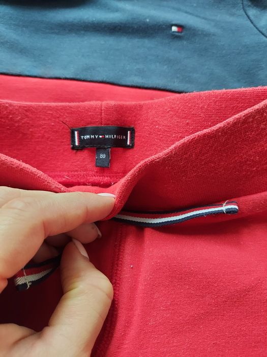Zestaw Tommy Hilfiger spodnie i bluza z kapturem rozmiar 80