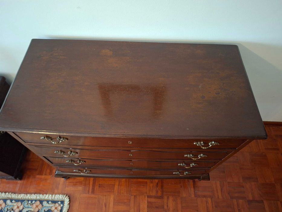 Mobiliário de quarto composto por Cama de casal, 2 mesas de cabeceira, armário roupeiro e cómoda