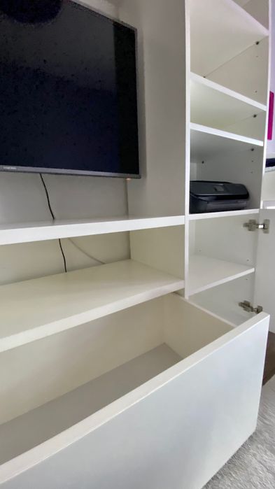 Estante Branca com prateleiras e espaço para Tv