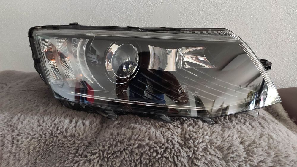 farol direito Skoda Octavia bi-xenon - 5E1941016B