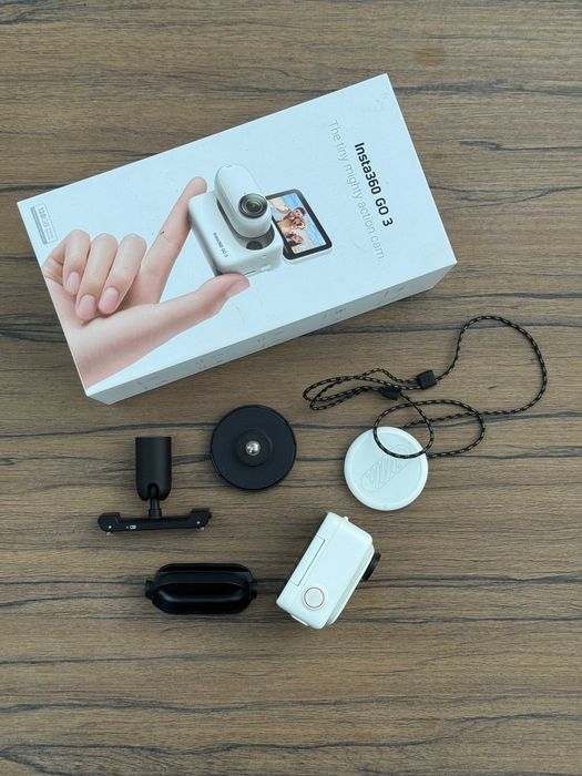 Insta360 GO 3 128GB екшн-камера повний комплект з кріпленнями