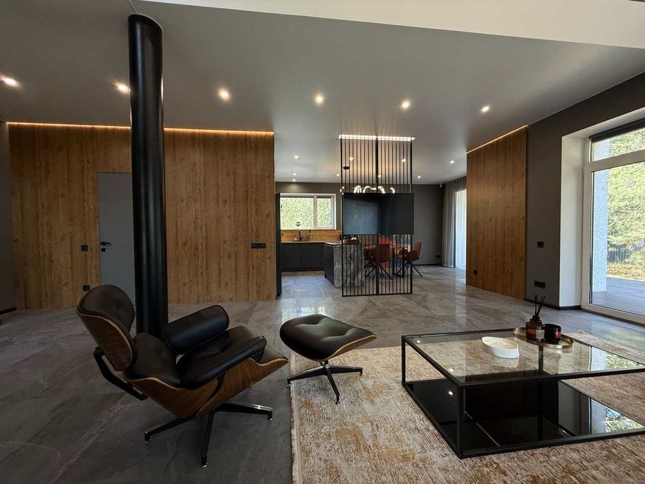 Двоповерховий будинок. 10 км від центру міста.Дизайнерський ремонт.