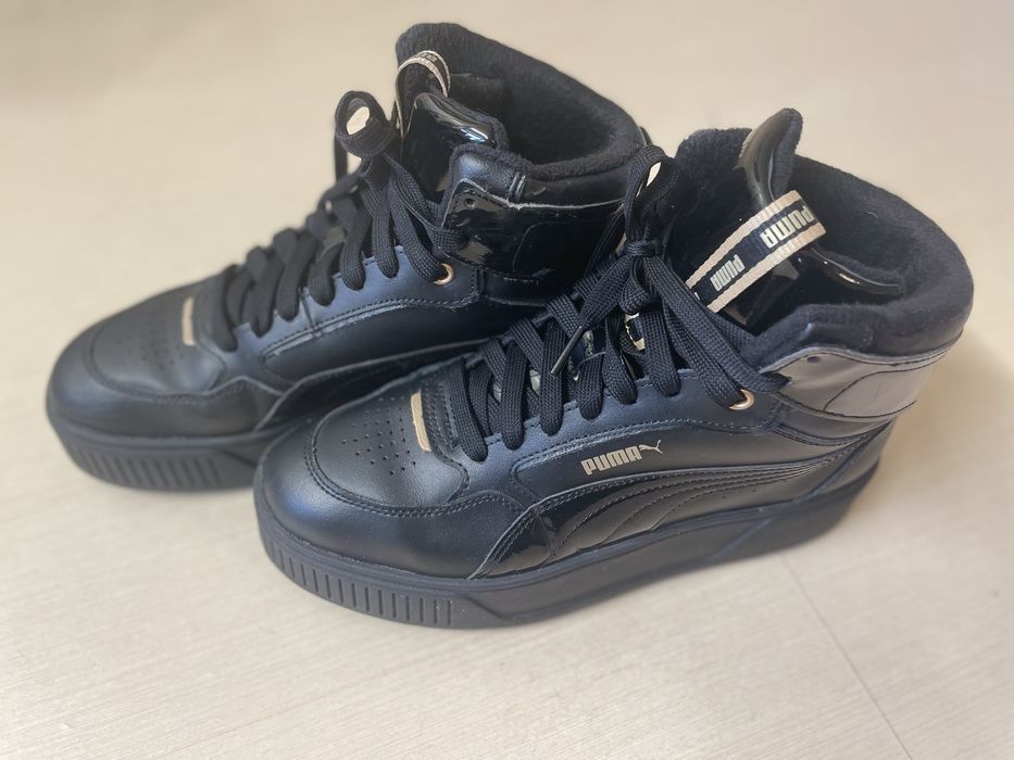 Кросівки жіночі