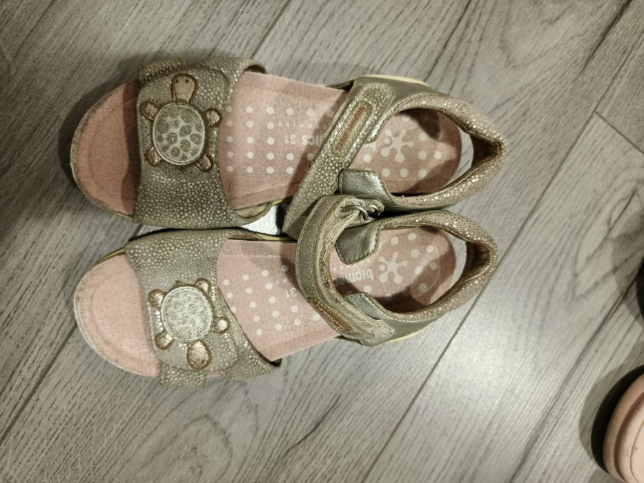 Віддам безкоштовно дитяче взуття