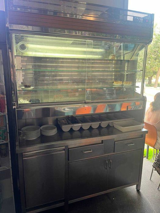 Conjunto vitrine e armário inox, pronto a retirada