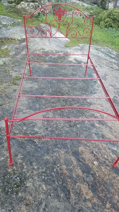 Cama de ferro antiga